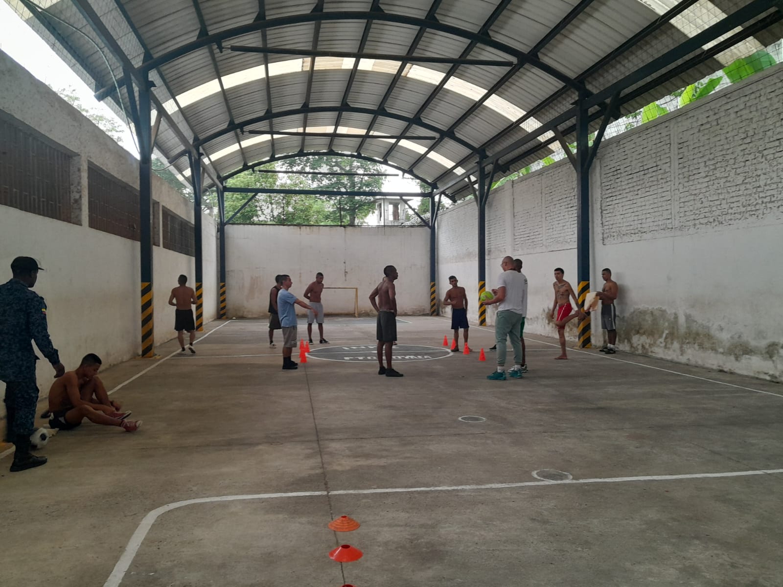 Imagen de reclusos entrenando