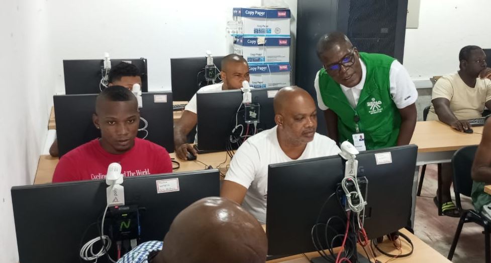 Imagen de recluso en curso de ofimática 