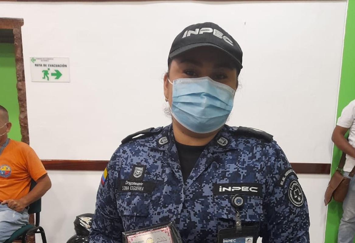 Guardia mujer de INPEC con tapabocas 