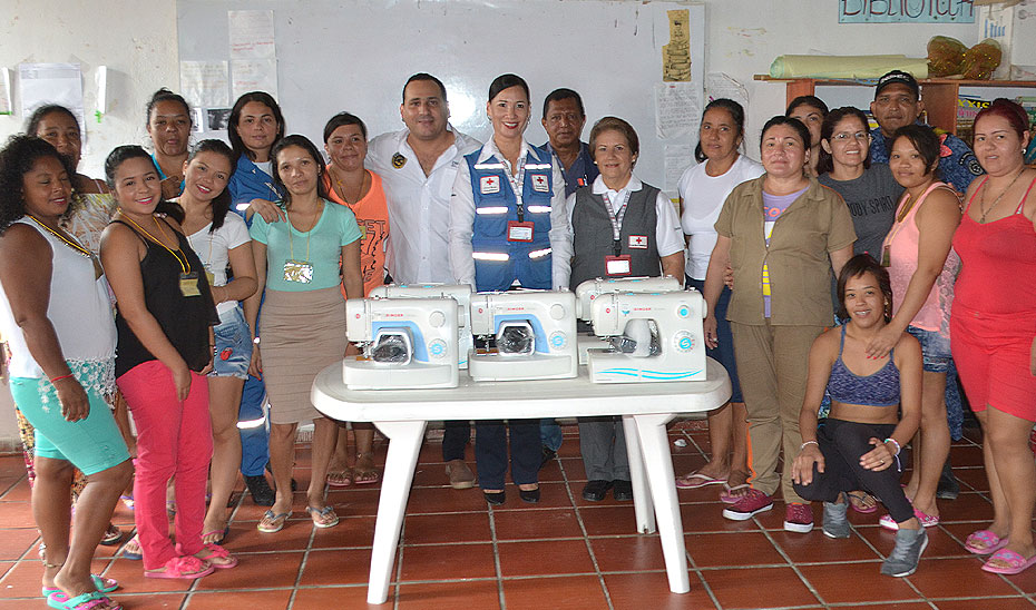 Imagen Grupo de Mujeres con la Cruz Roja