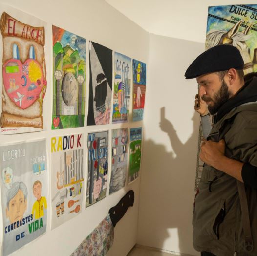 Imagen de una persona viendo obras de privados de la libertad