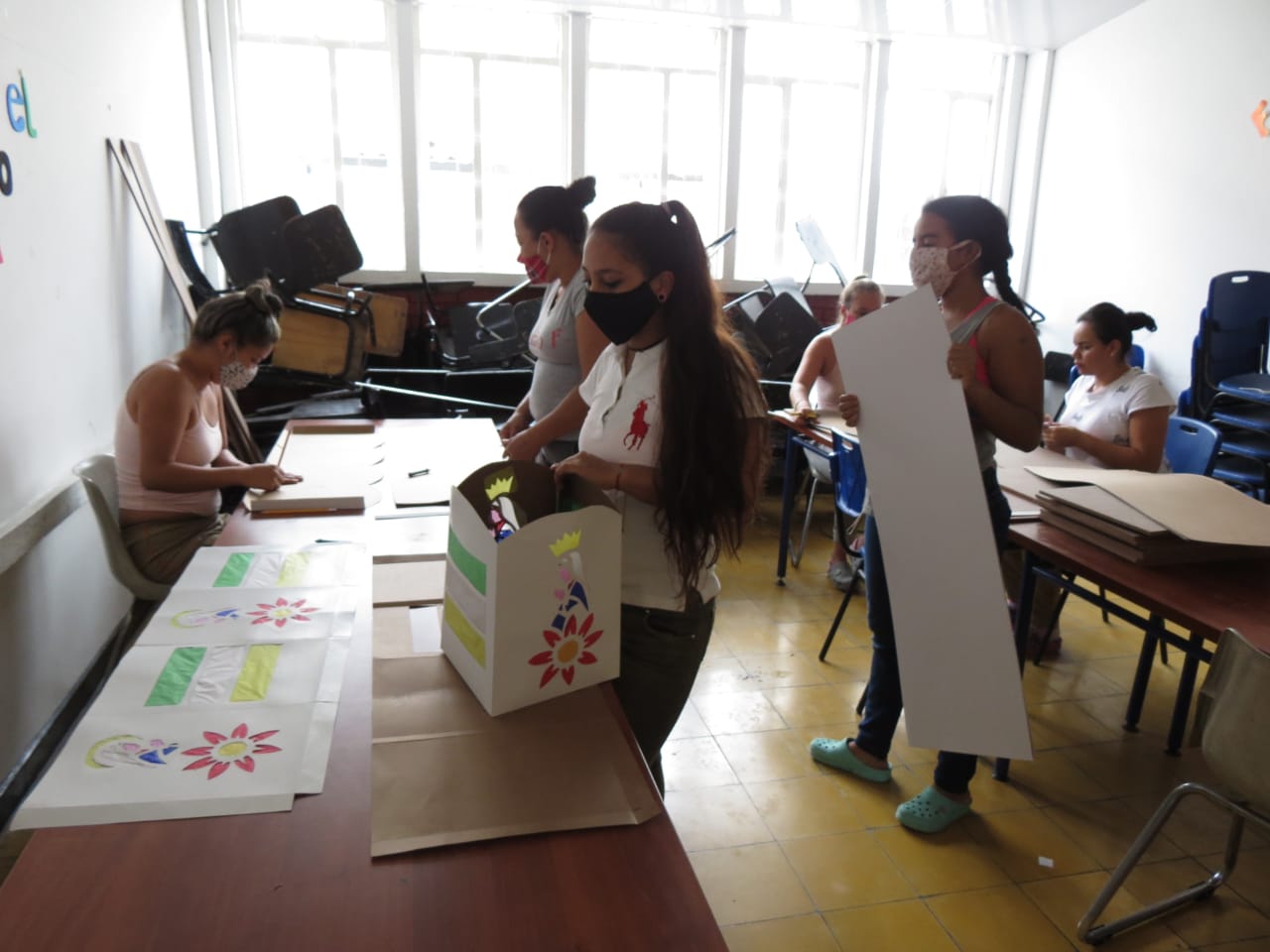 Imagen personas privadas de la liberta creando faroles  