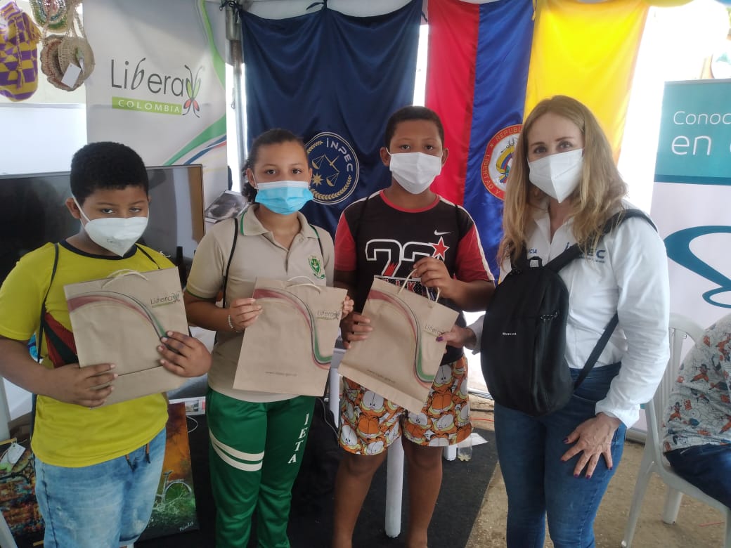 mujeres privadas de la libertad recibiendo un sobre 