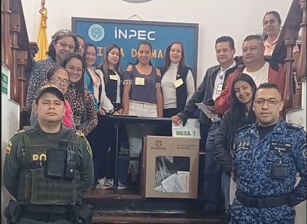 Imagen de privados de la libertad votando 