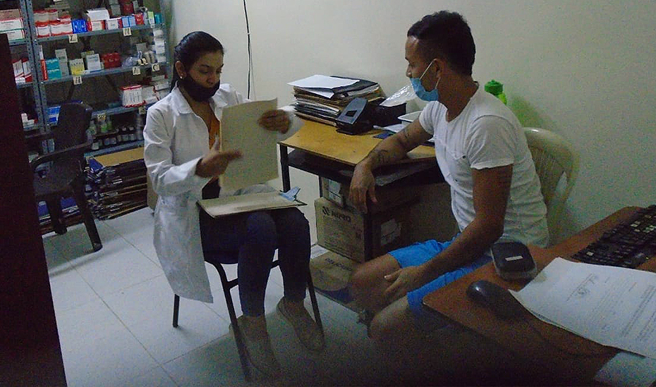 Psicóloga hablando con persona privada de la libertad