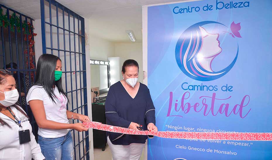 Imagen de inauguración de Centro de Belleza