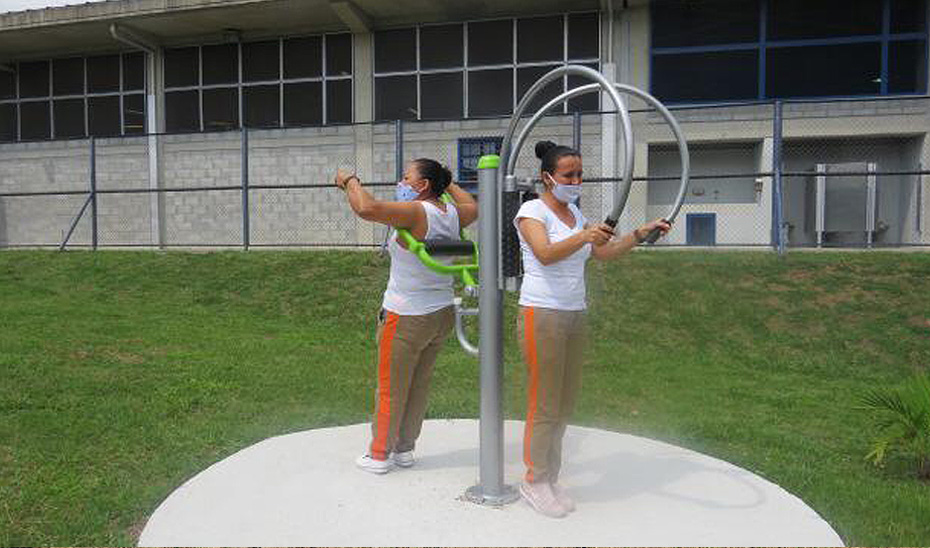 Dos mujeres haciendo ejercicio 