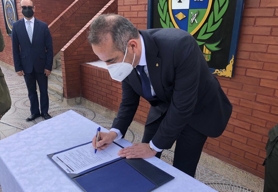 Coronel (RA) Camilo Ernesto Cabana Fonseca firmando un documento 