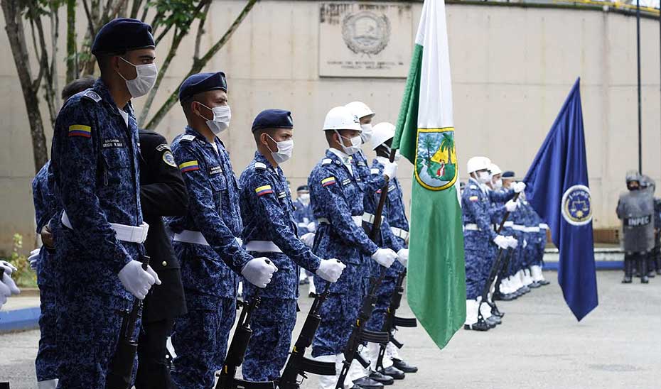 Guardias del INPEC en formación con la bandera 