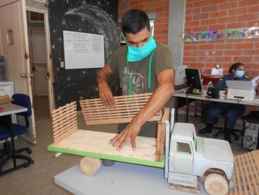 Imagen de persona privada de la libertad practicando carpintería 