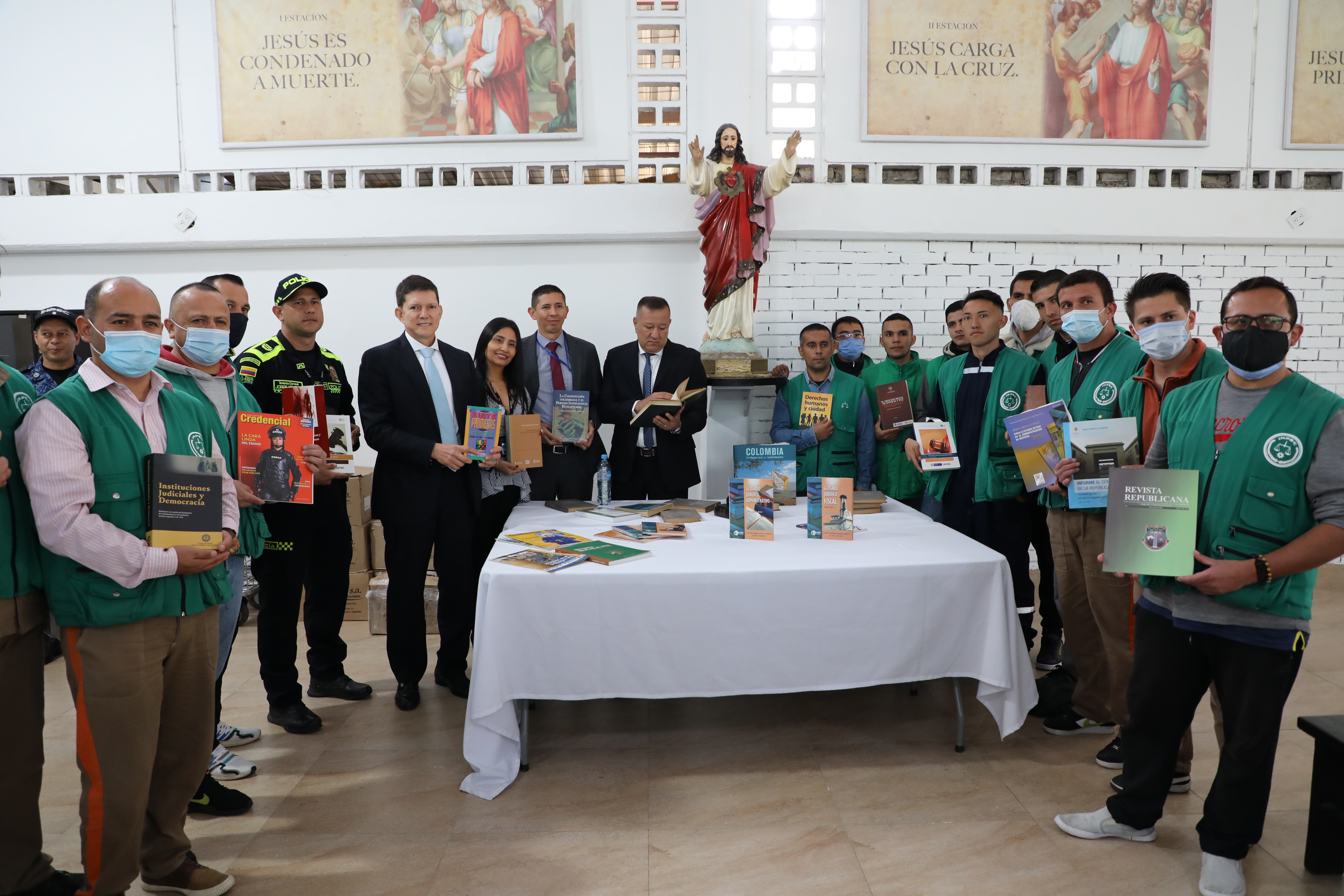 Imagen grupo de personas con libros 