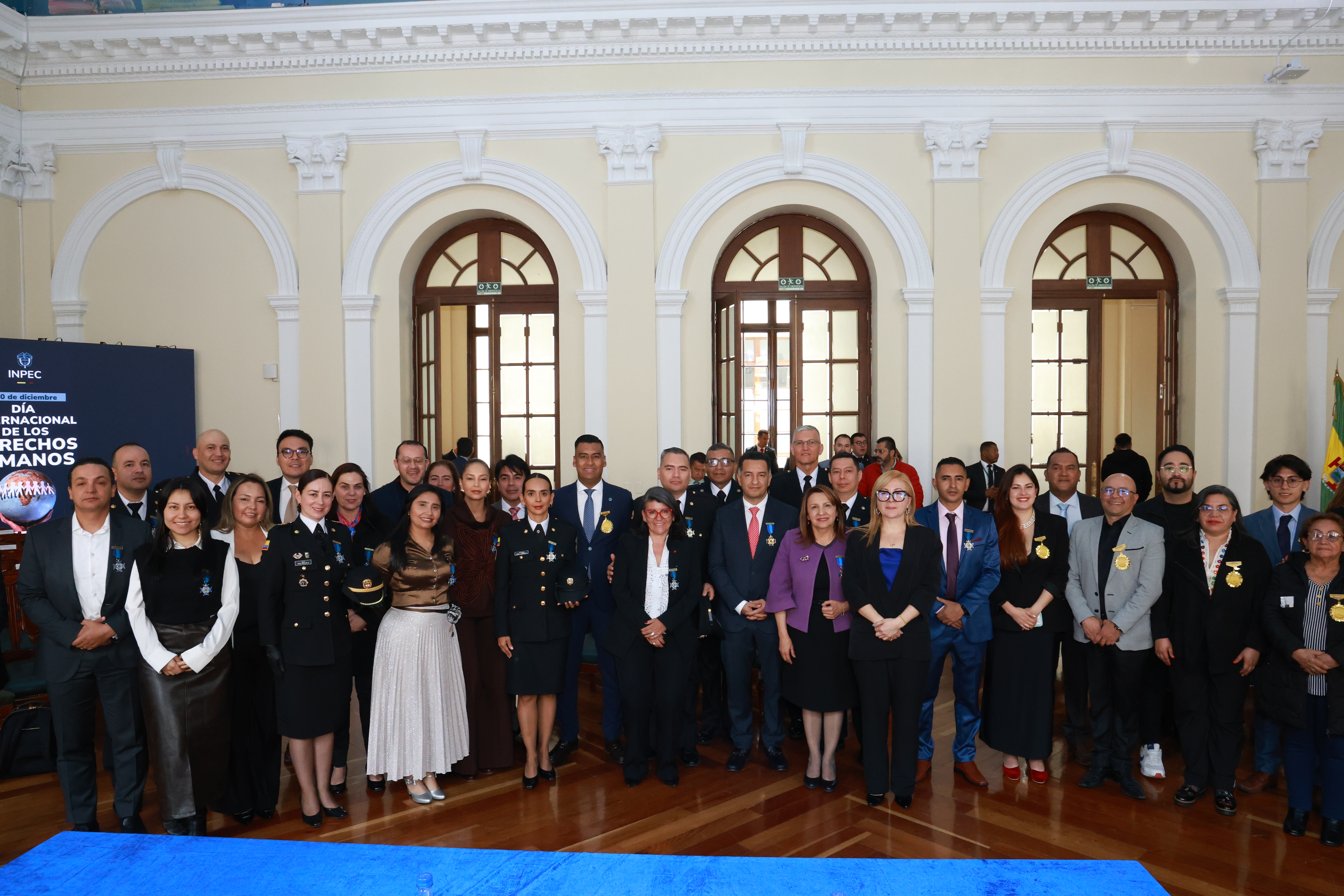 Foto protocolaria de recocimiento  en pro de los Derechos Humanos 