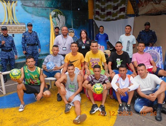 foto de reclusos posando para una foto