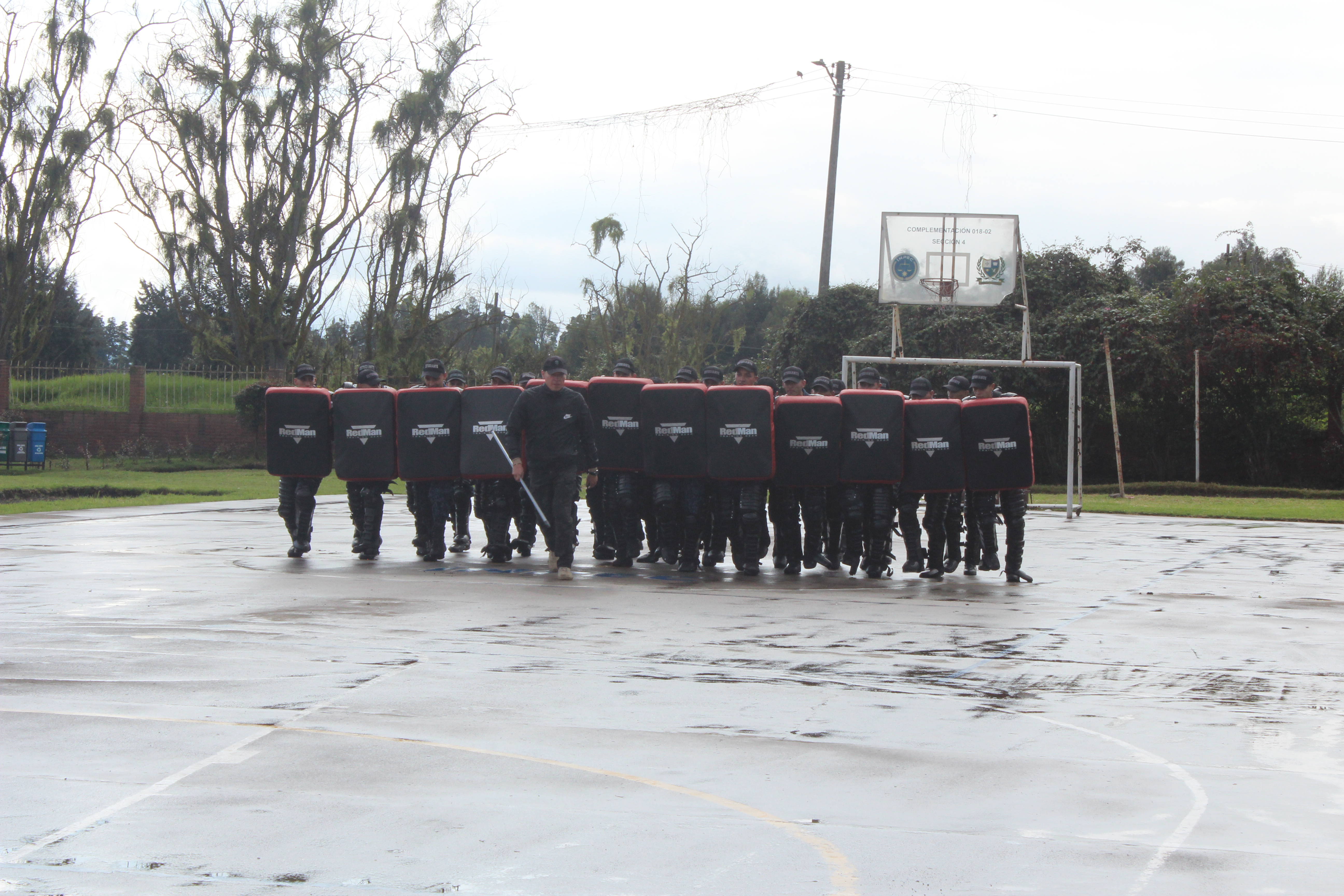 Imagen grupo del inpec en entrenamiento