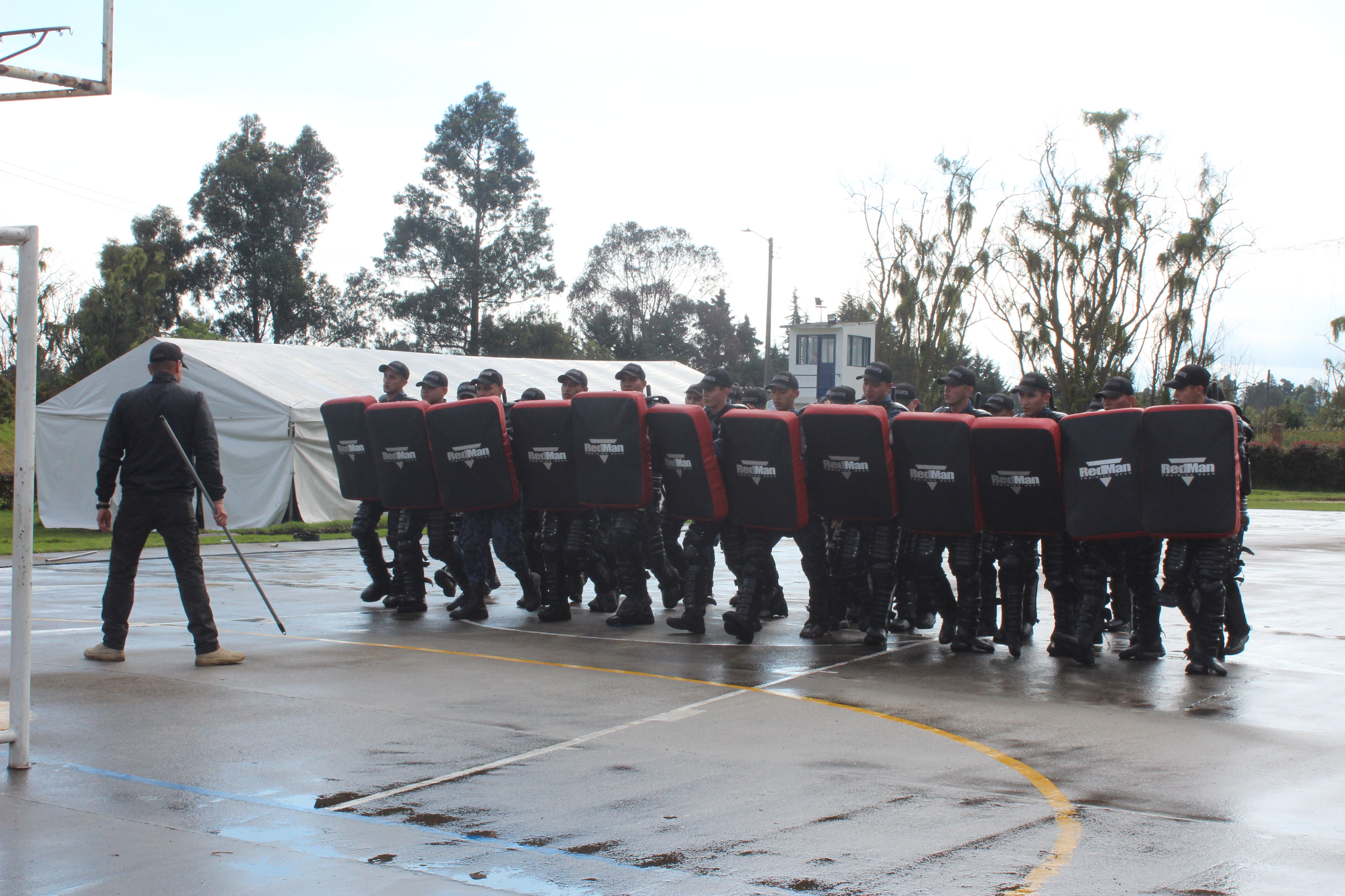 Imagen grupo del inpec en entrenamiento