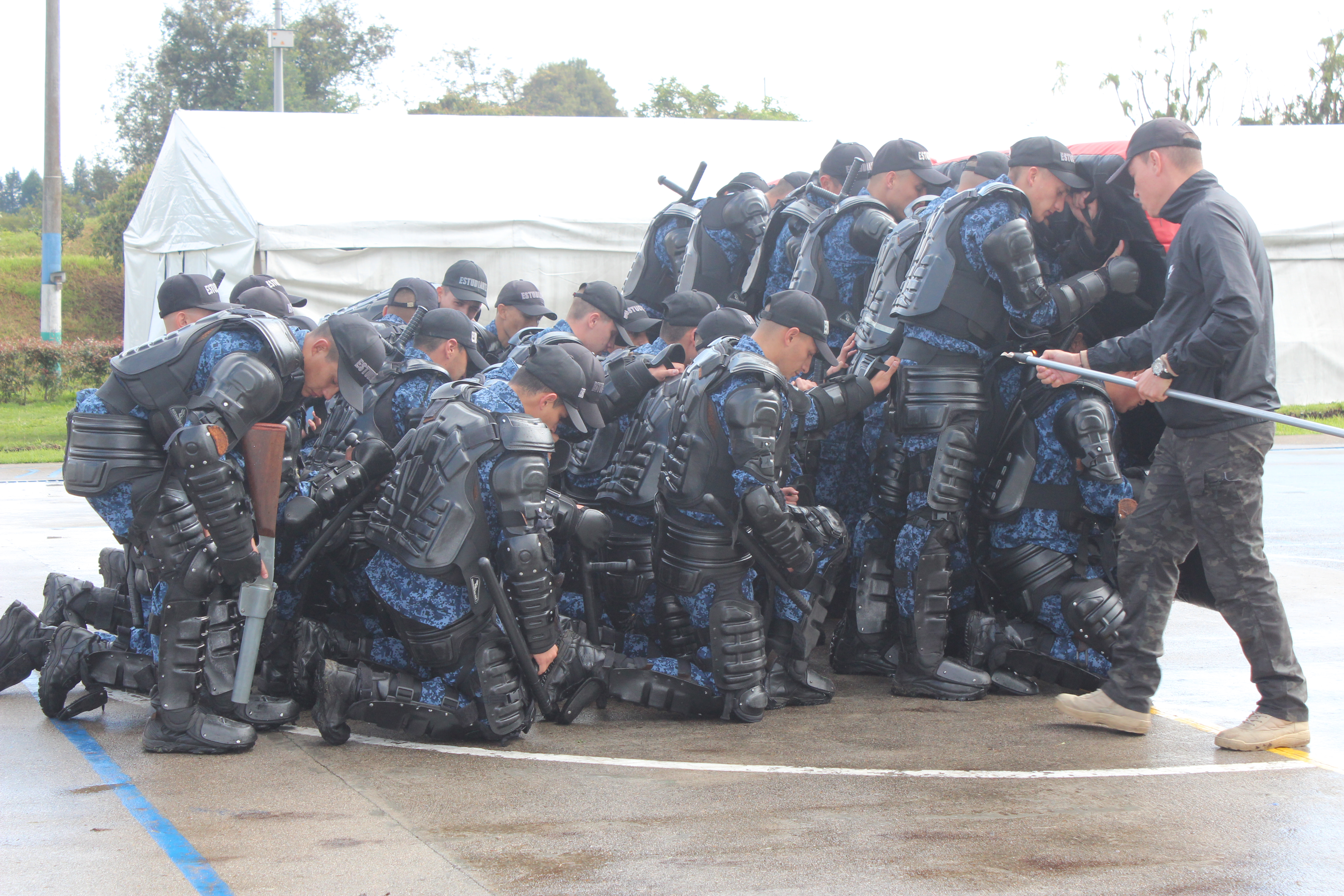 Imagen grupo del inpec en entrenamiento
