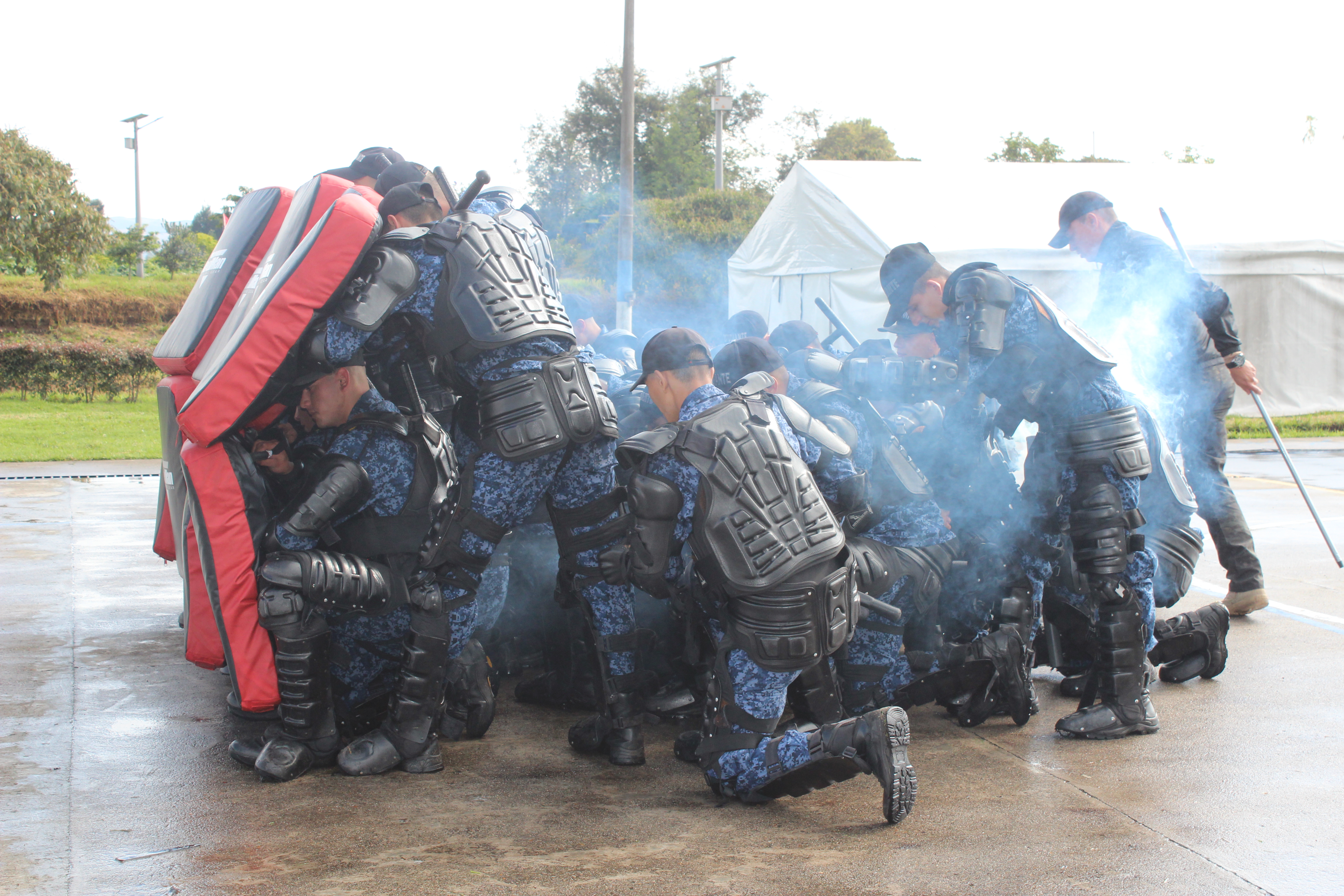 Imagen grupo del inpec en entrenamiento