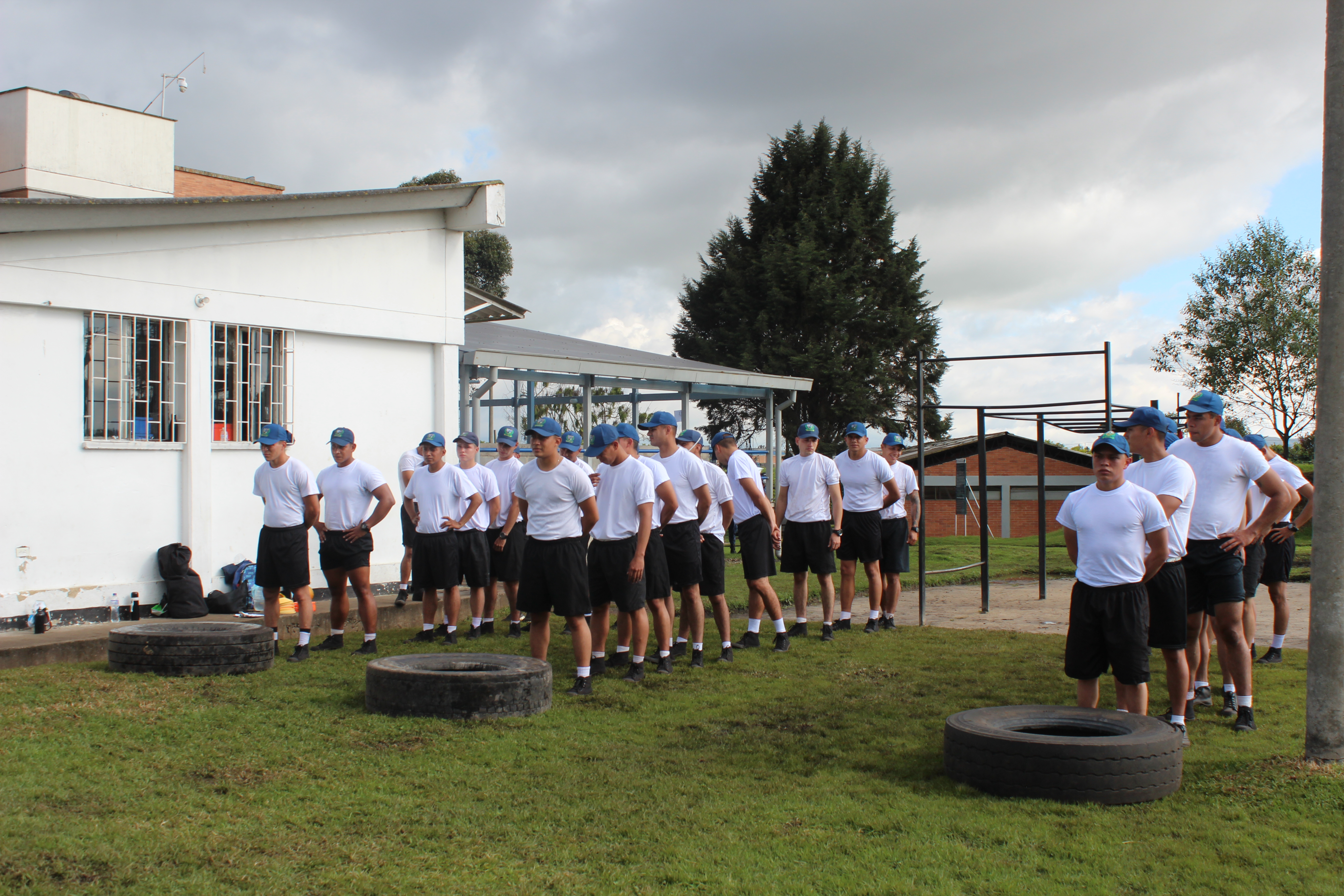 Imagen grupo del inpec en entrenamiento